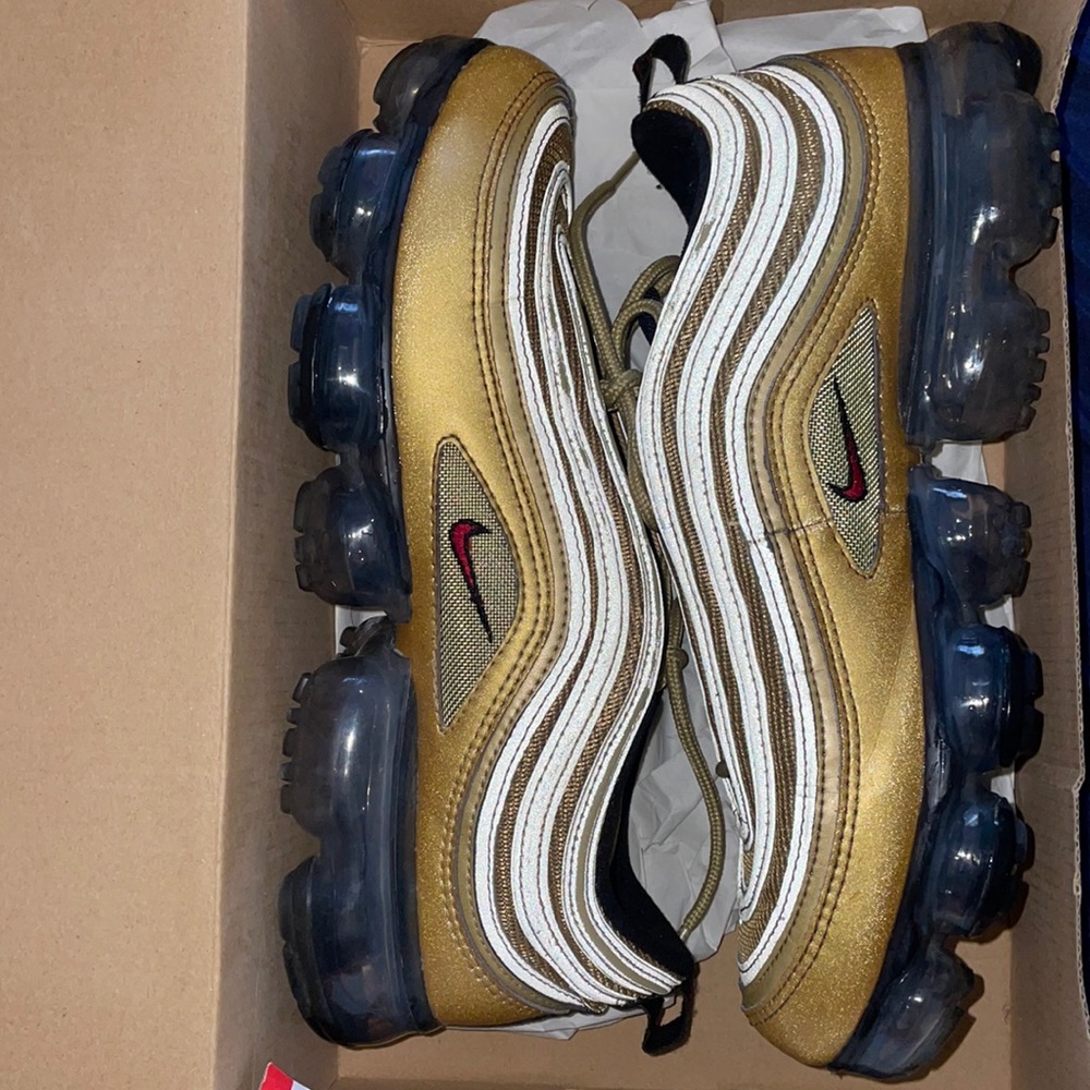 Air vapormax 97 metallic gold size 8(M).